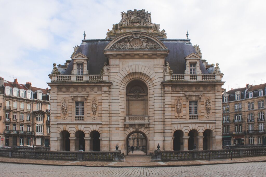 Lille, tour de l'horloge. Crédit Photo @diane_soko